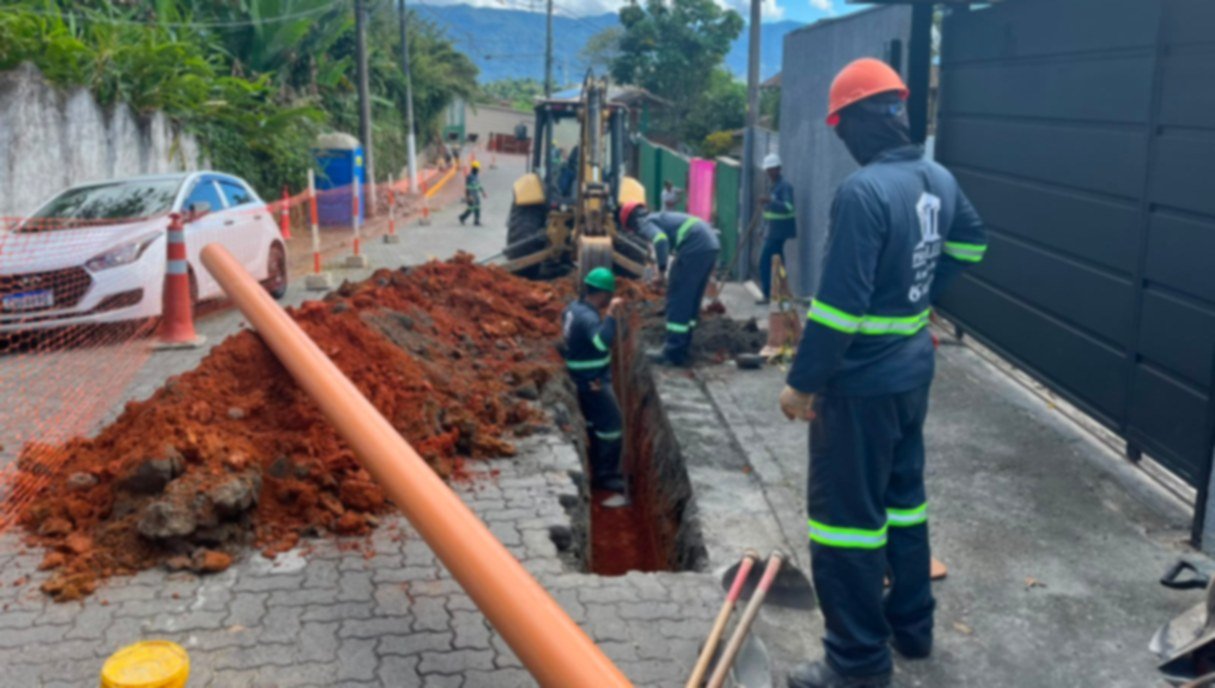 Obras de esgoto iniciam na Rua do Leandro