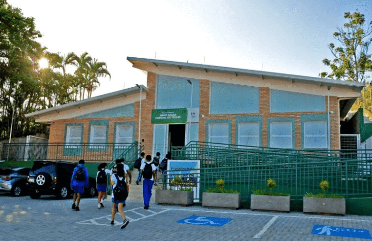 Ilhabela abre 121 vagas para professores e auxiliares