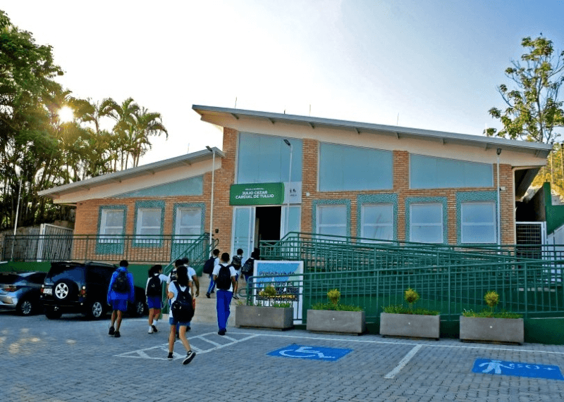 Ilhabela abre 121 vagas para professores e auxiliares