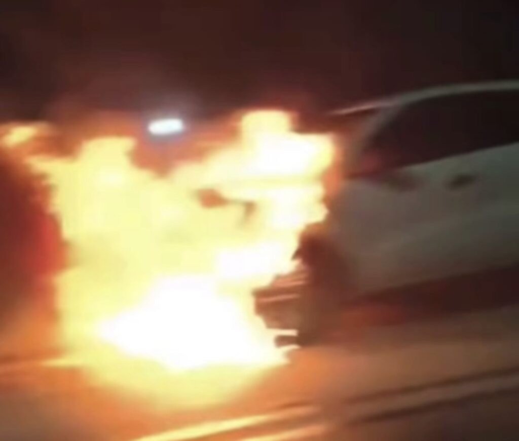 Carro pega fogo em túnel da Rodovia dos Tamoios