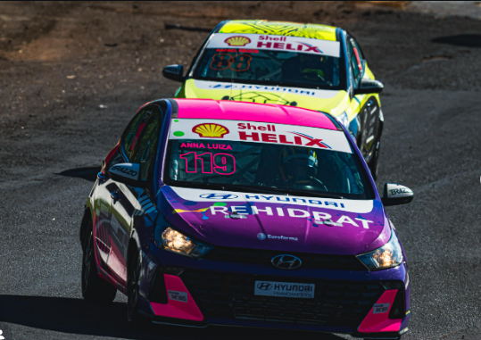 Anna Pimpão, 17 anos, brilha em copa de automobilismo