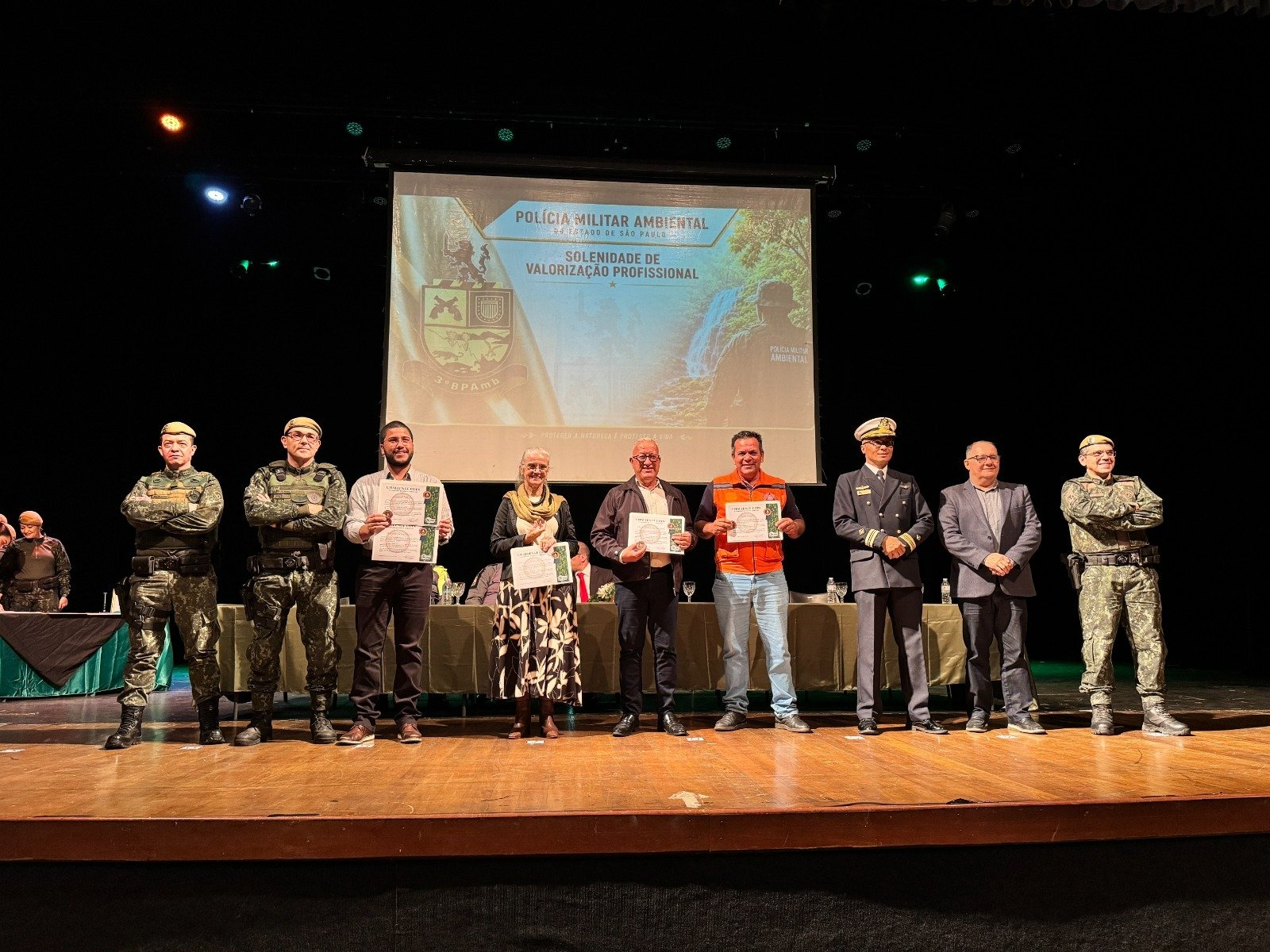 Ilhabela recebe Medalha Challenge Coin da PM Ambiental