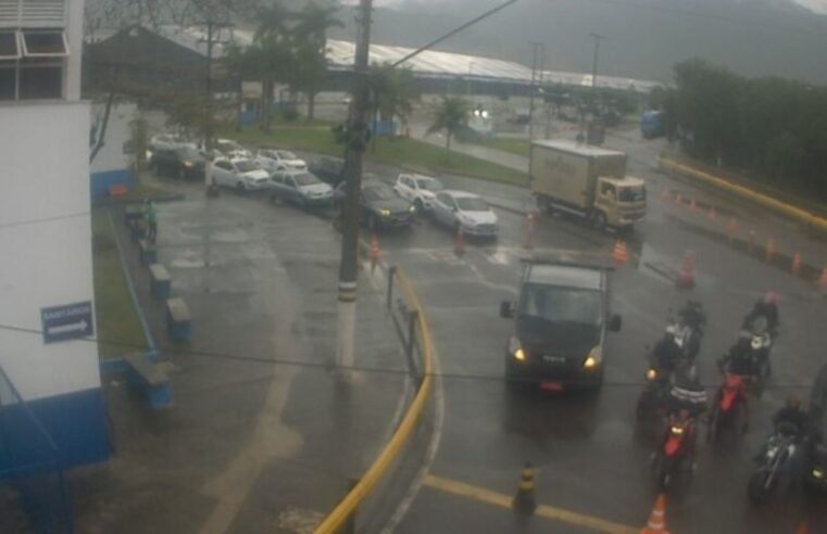 Fila na balsa São Sebastião-Ilhabela é curta
