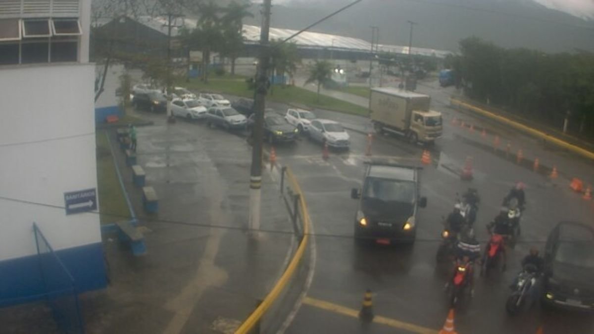 Fila na balsa São Sebastião-Ilhabela é curta