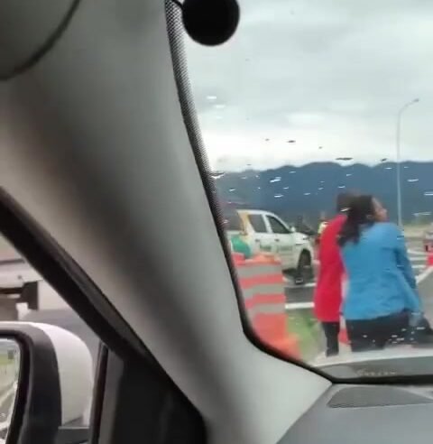 Motoristas aguardam horas em bloqueio da Tamoios