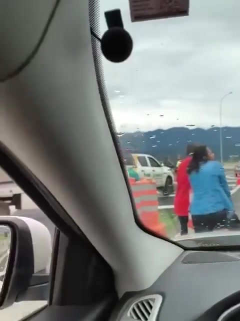 Motoristas aguardam horas em bloqueio da Tamoios