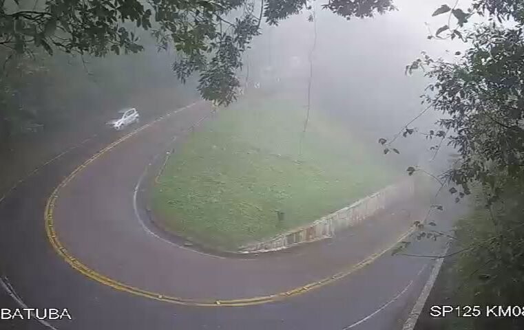 Rodovia Oswaldo Cruz tem neblina e baixa visibilidade