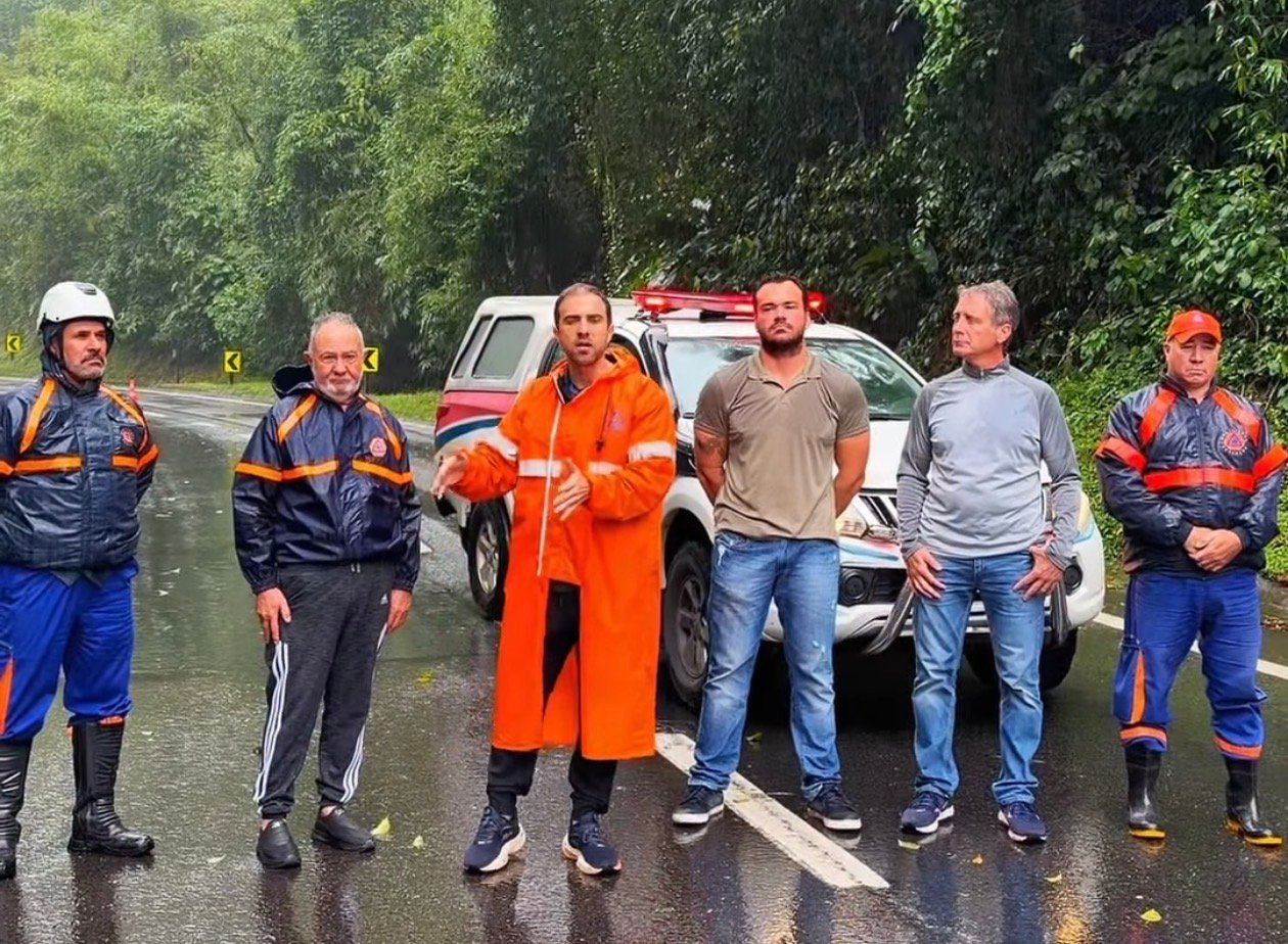 Serra Antiga reabre em meia pista após 37 horas