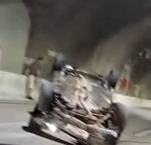 Capotamento bloqueia trecho do túnel da Enseada