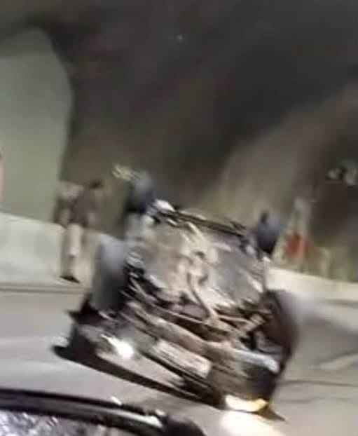Capotamento bloqueia trecho do túnel da Enseada