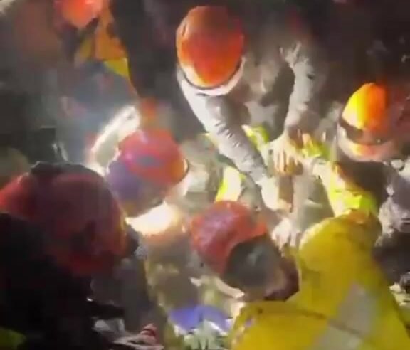 Prédio de 12 andares desaba em Penha