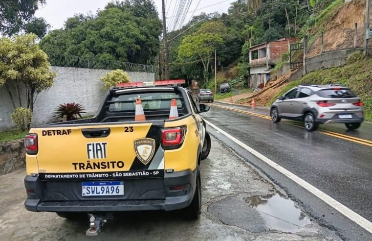 Deslizamento na SP-055 alerta motoristas em São Sebastião