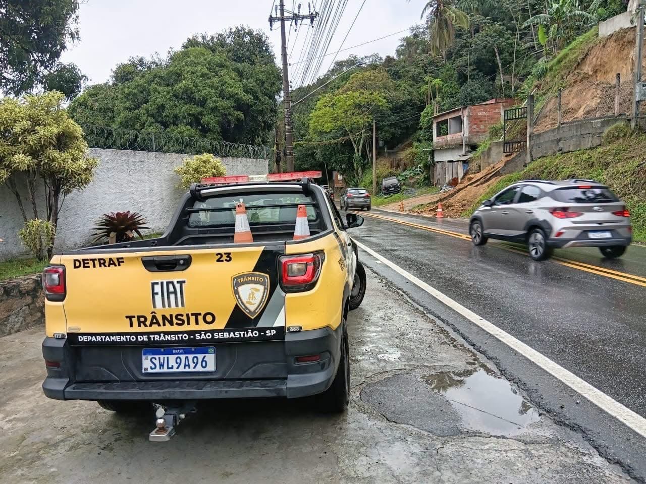 Deslizamento na SP-055 alerta motoristas em São Sebastião