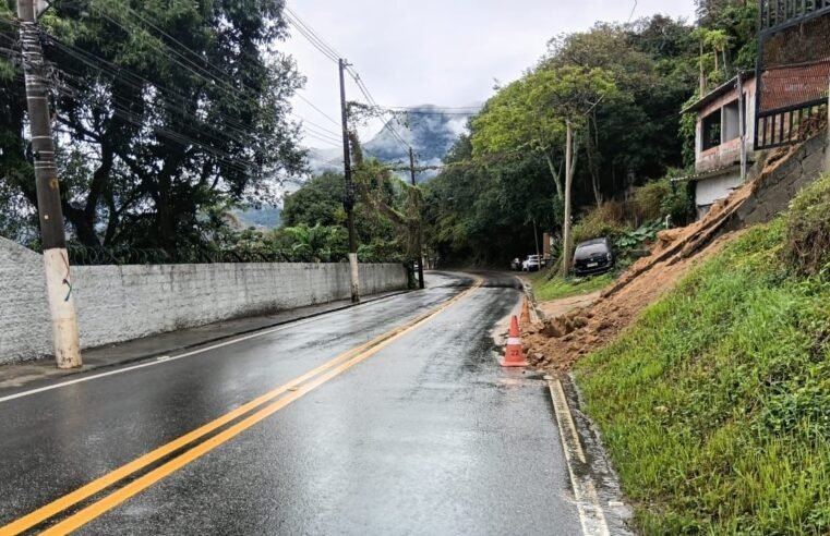 Deslizamento interdita casa e bloqueia trecho da Rio-Santos