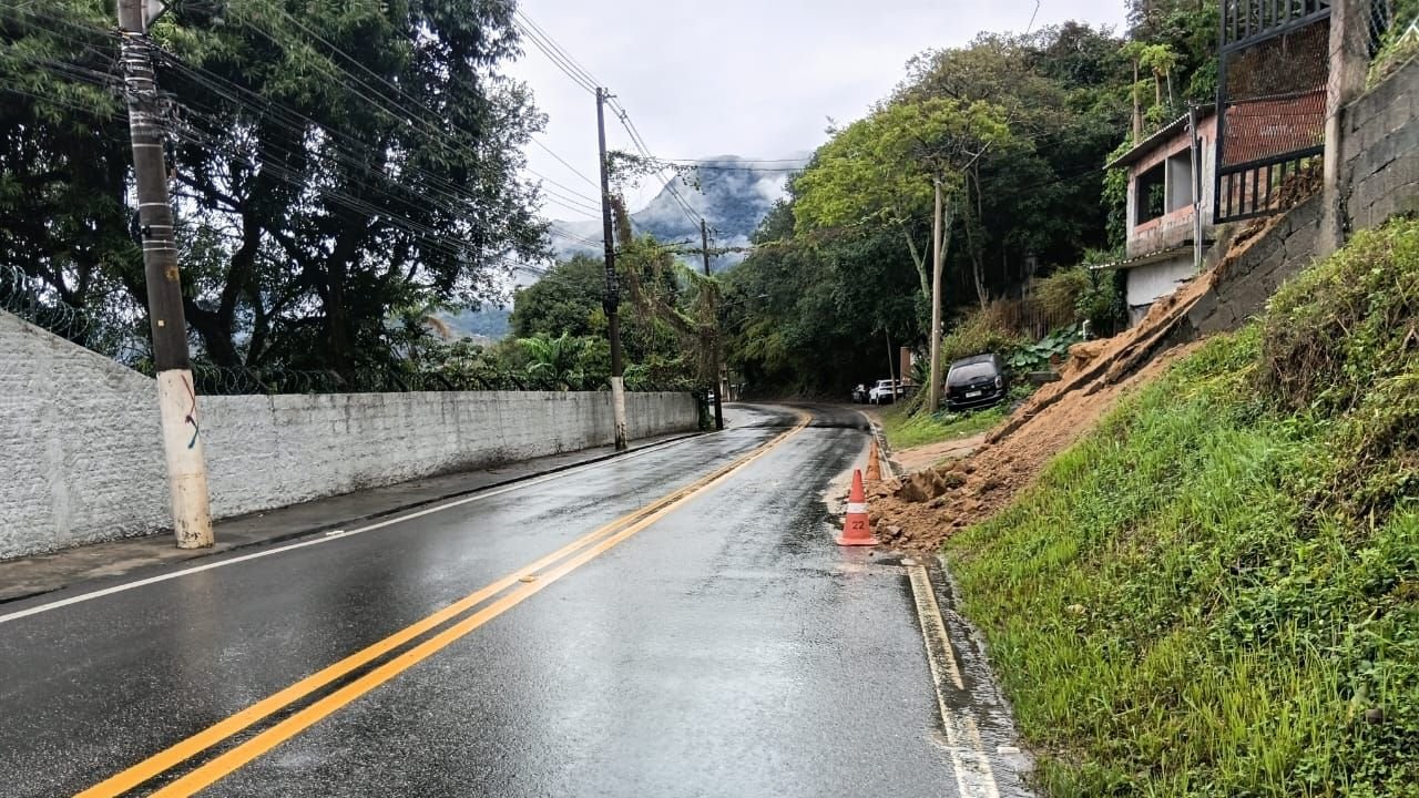 Deslizamento interdita casa e bloqueia trecho da Rio-Santos