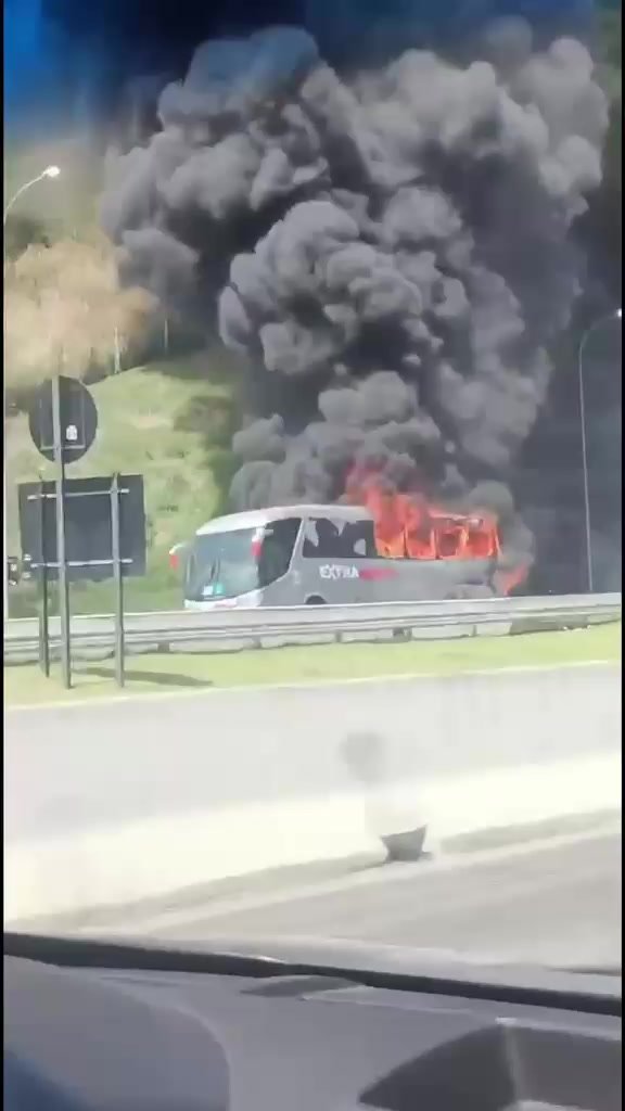 URGENTE | ÔNIBUS PEGA FOGO NO CONTORNO SUL