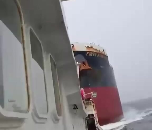 Estreito de Singapura: colisão em alto-mar entre navio cargueiro e barco de…