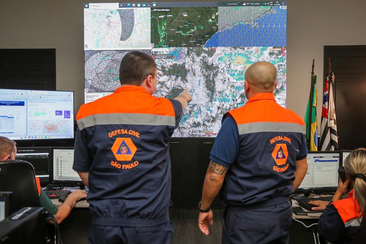 Defesa Civil renova alerta de chuvas fortes