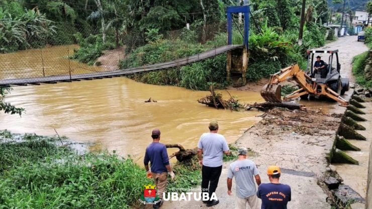Estrada do Camburi é bloqueada por enchente em Ubatuba