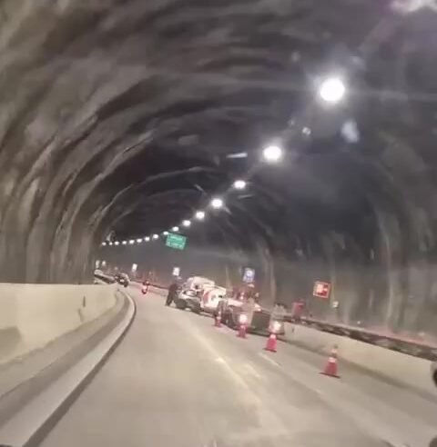 Colisão bloqueia faixa no túnel de Caraguatatuba
