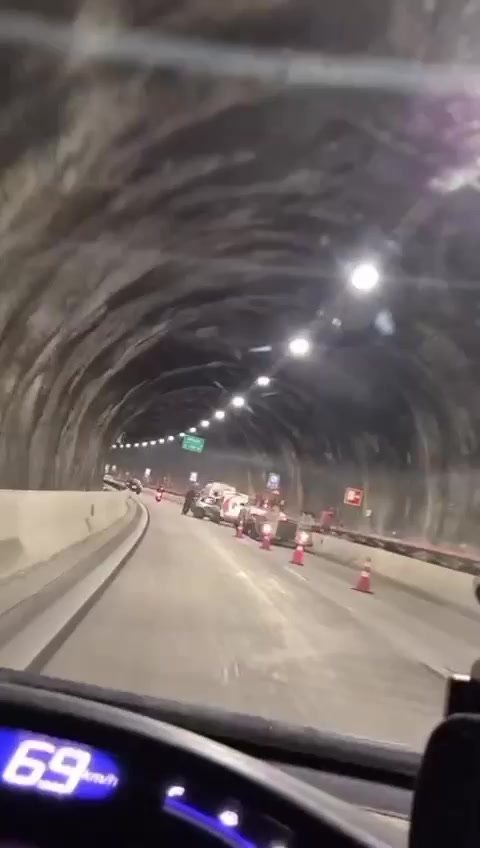 Colisão bloqueia faixa no túnel de Caraguatatuba