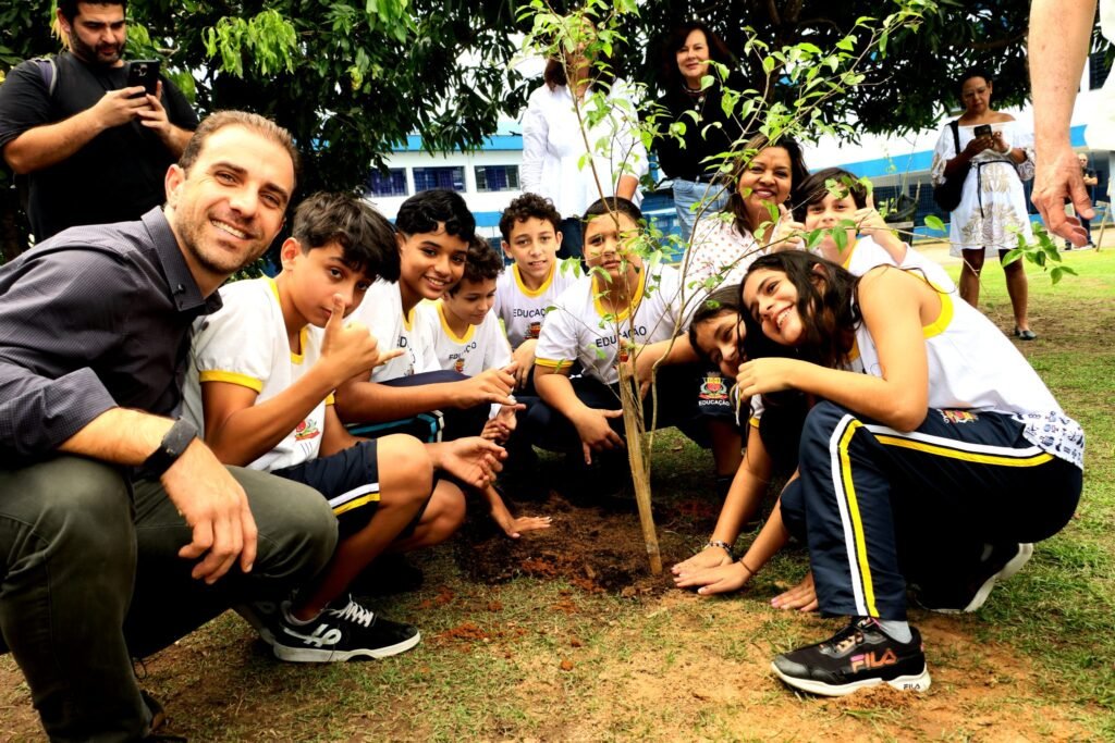 Caraguatatuba lança cartilha e planta mudas