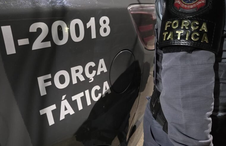Equipe de Força Tática em patrulhamento pelo bairro Ipiranguinha
