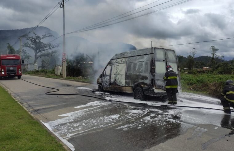 Incêndio atinge van em Perequê-Mirim