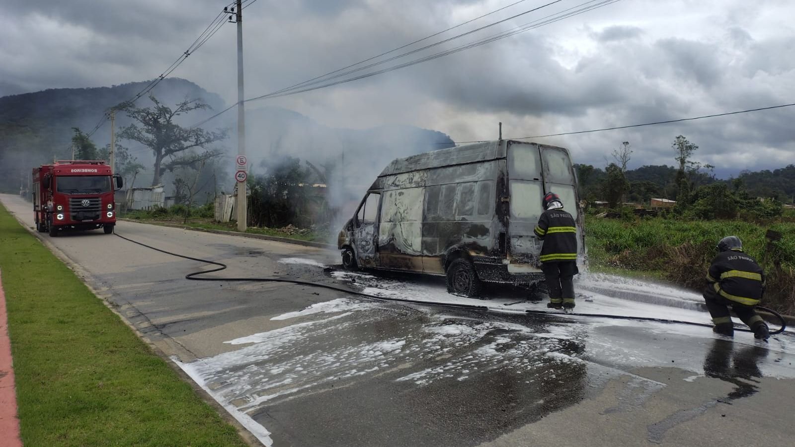 Incêndio atinge van em Perequê-Mirim