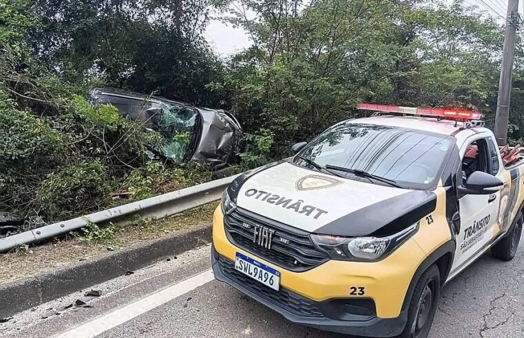 Carro capota na Curva do Guaecá e atrasa tráfego