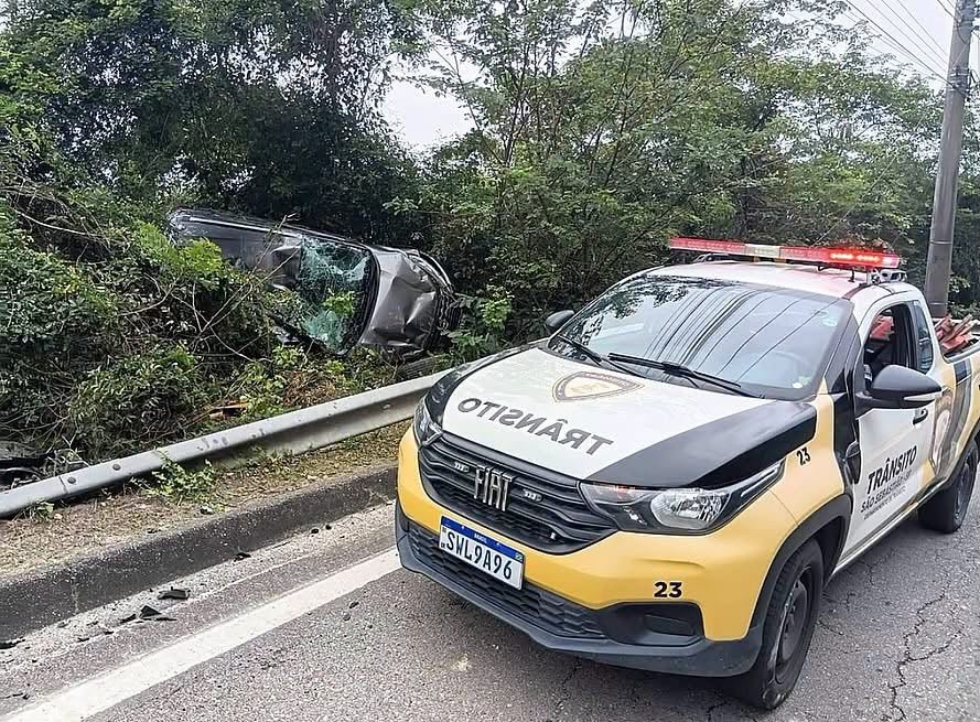 Carro capota na Curva do Guaecá e atrasa tráfego