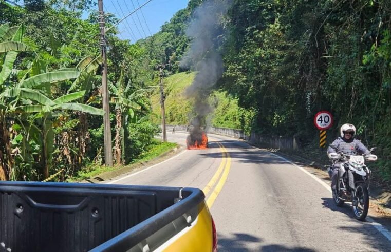 Veículo incendiado bloqueia trecho da Rio-Santos em Maresias
