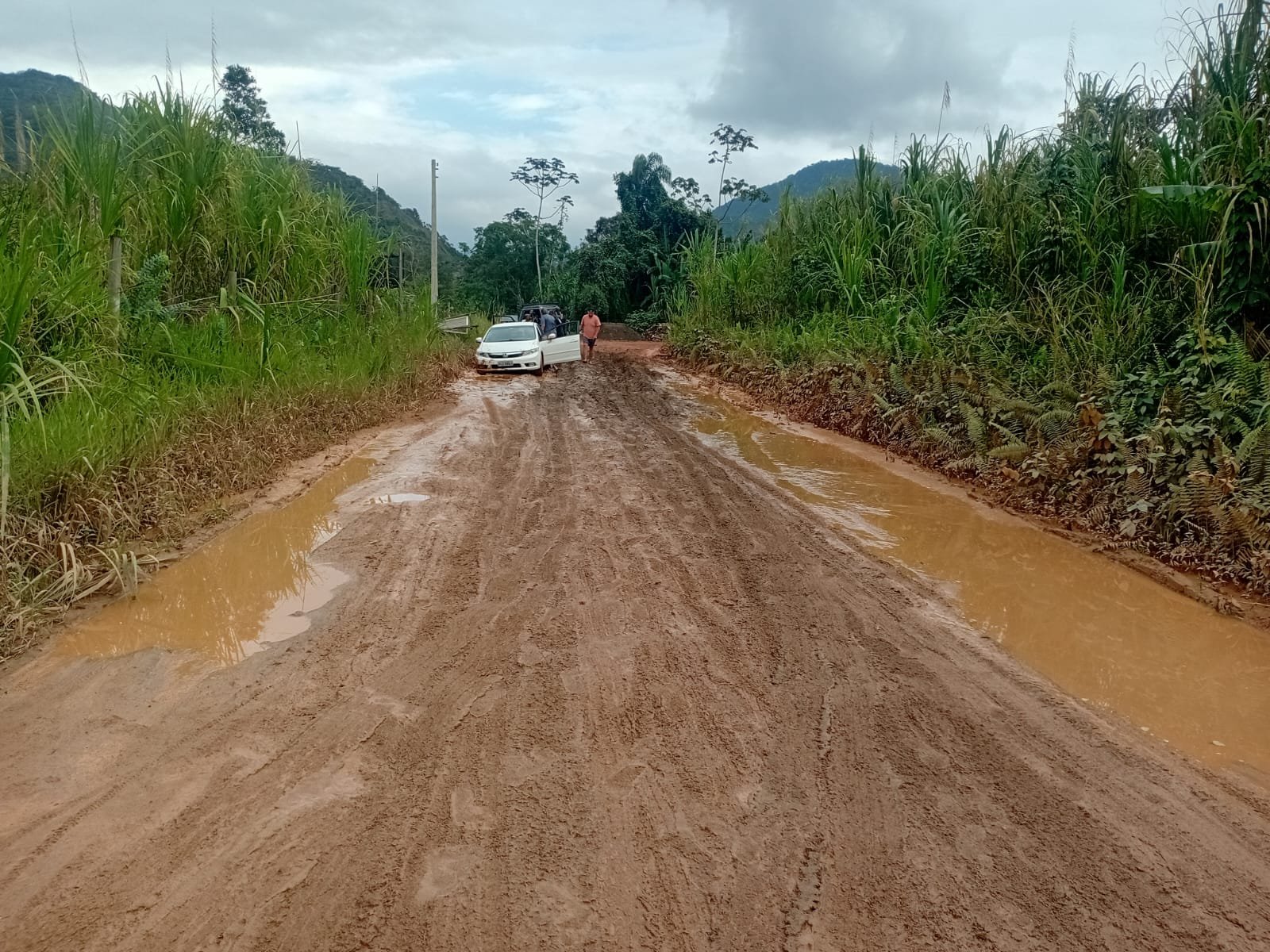 Estrada do Ubatumirim fica alagada após chuvas