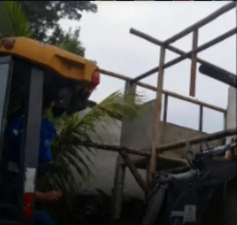 Prefeitura de São Sebastião usa máquina pesada em demolição