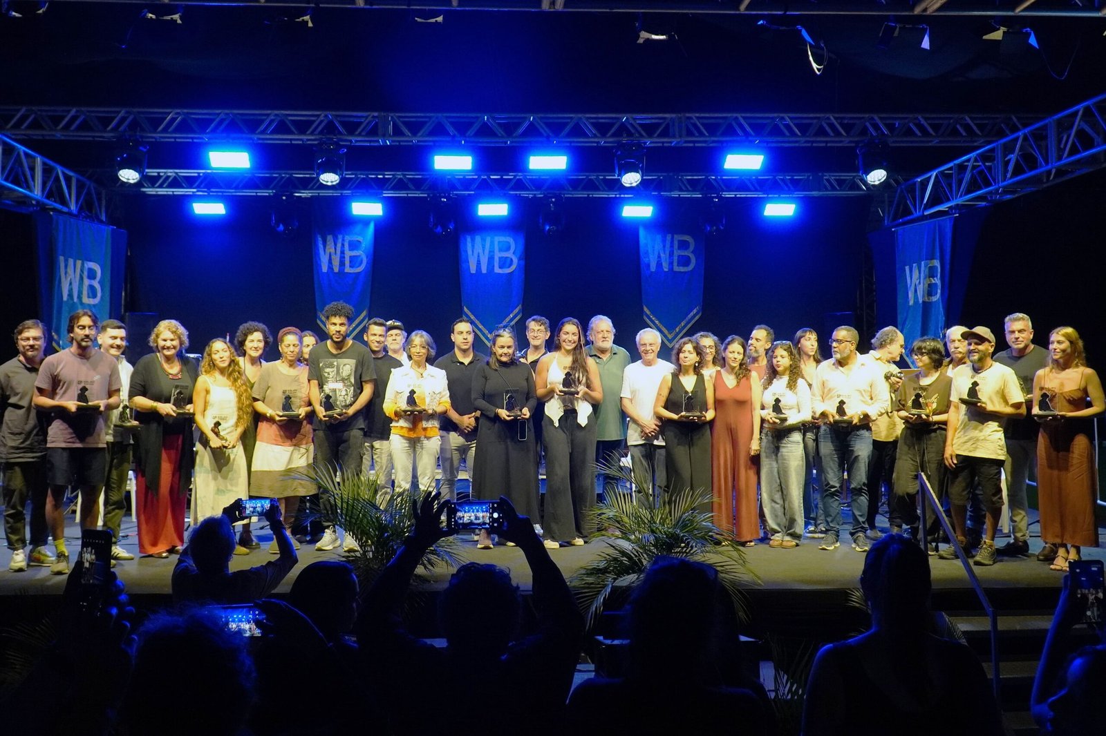 Salão de artes premia 22 obras e abre exposição