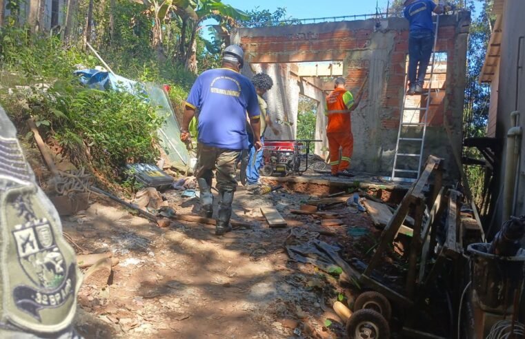 São Sebastião derruba construção em área de risco
