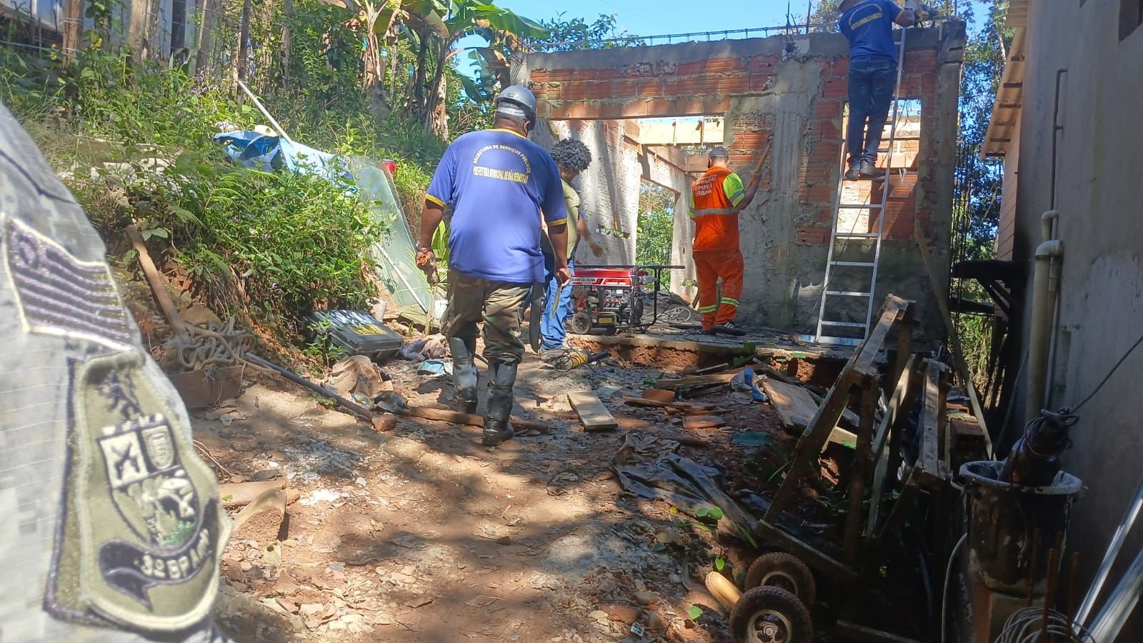 São Sebastião derruba construção em área de risco