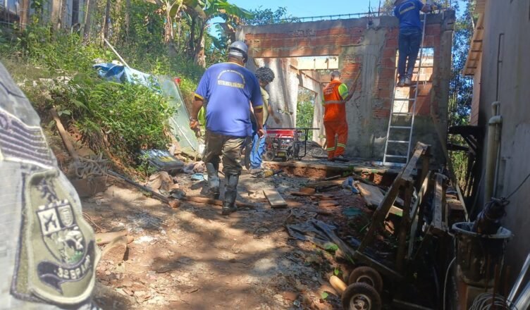 Polícia ambiental derruba obra de risco em São Sebastião