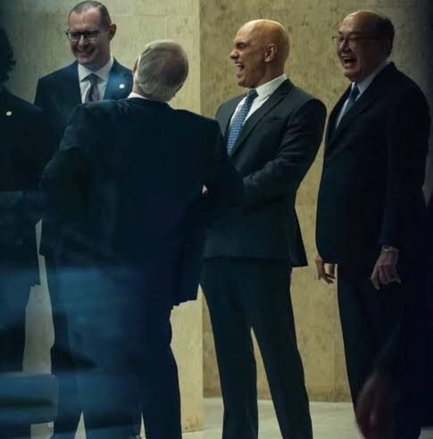 Ministros do STF sorrindo geram indignação nas redes
