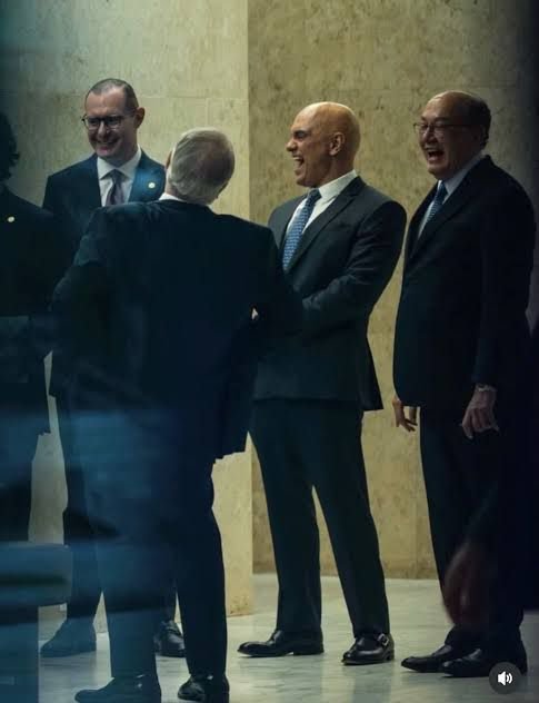 Ministros do STF sorrindo geram indignação nas redes