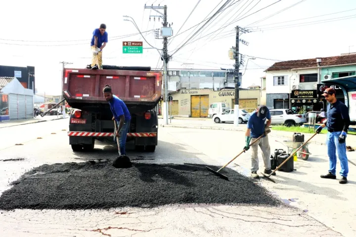 Caraguatatuba inicia obra de tapa-buraco na Miguel Varlez
