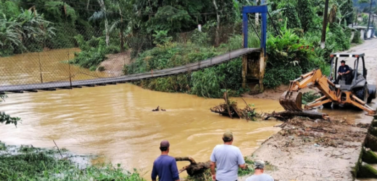 Ubatuba fecha estrada e suspende aulas após chuvas
