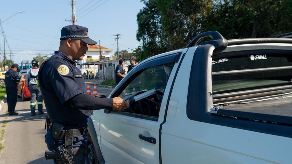 Bertioga aplica oito autuações em blitz com Detran