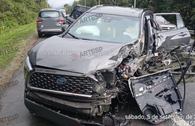 Carro invade pista contrária e colide em Bertioga