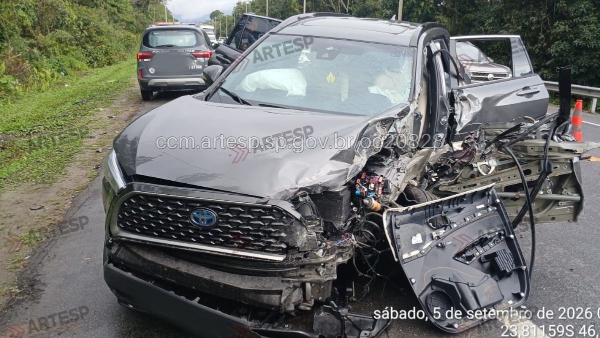 Carro invade pista contrária e colide em Bertioga