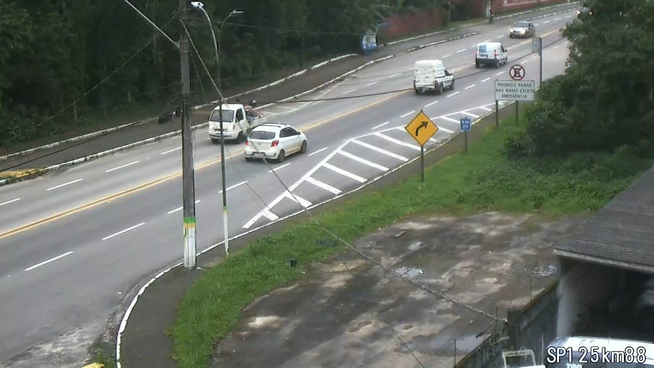 Rodovia Oswaldo Cruz mantém fluxo normal nesta segunda