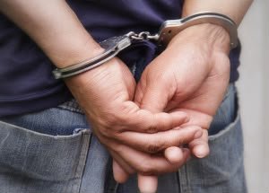 Assaltantes armados ferem vigilante em obra