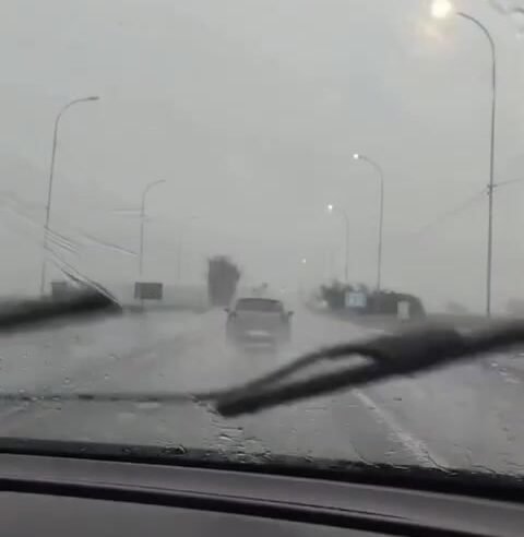 Chuva intensa causa alagamentos na Rodovia dos Tamoios