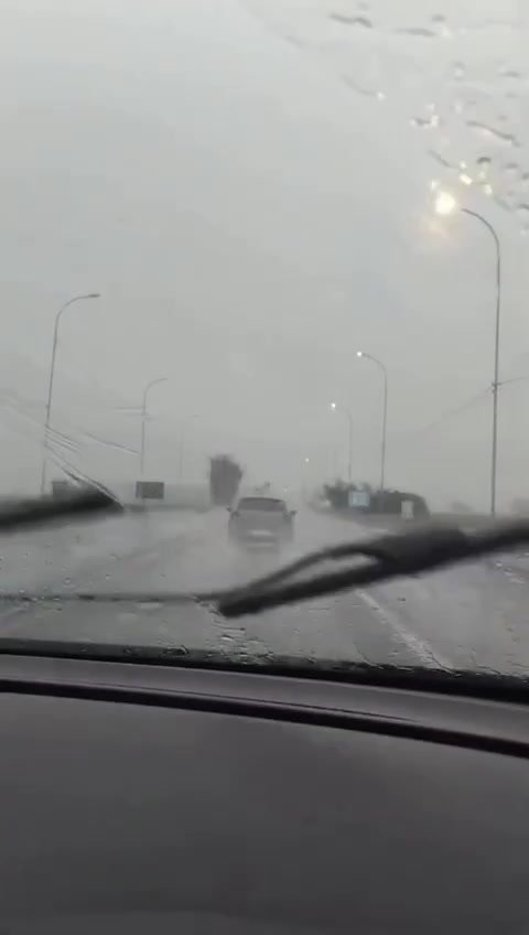 Chuva intensa causa alagamentos na Rodovia dos Tamoios