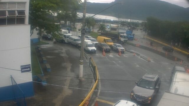 Baixa maré impede veículos pesados na balsa de Ilhabela